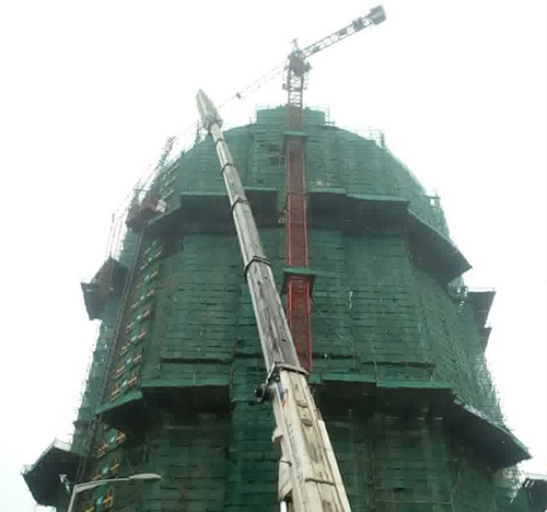 湖里吊车在工地上作业